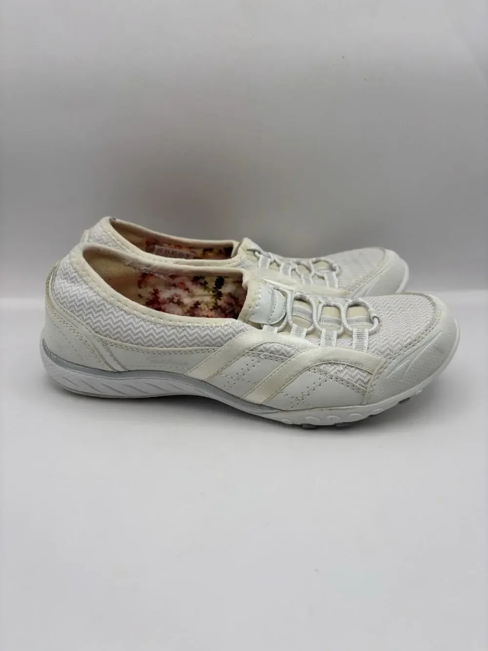 Skechers Breathe Easy White Slip On Shoes Women Size 6.5